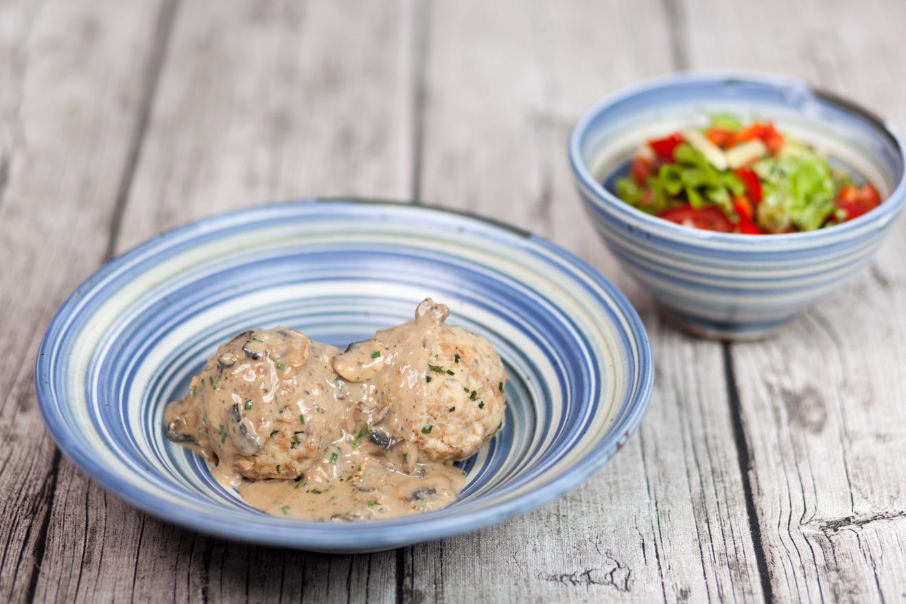 Semmelknödel mit Champignonrahmsoße